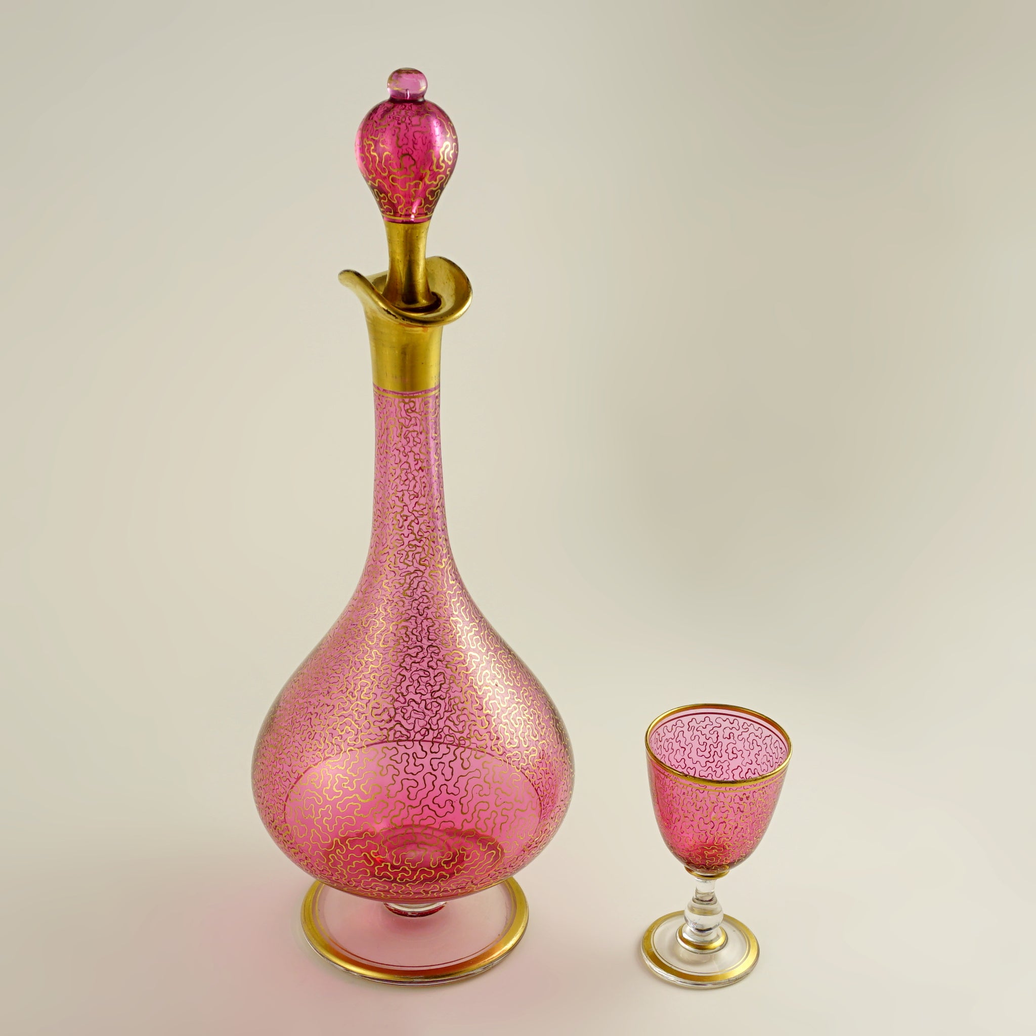 Twine Rose Crystal Decanter, Pink Wine Decanter and Aerator, Gold Rim, Wine  Carafe, Crystal Decanter, Pink, Fits 1 Standard Wine Bottle, Set of 1